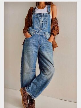Relaxed Blue Denim Women’s Overalls with Front Bib Pocket